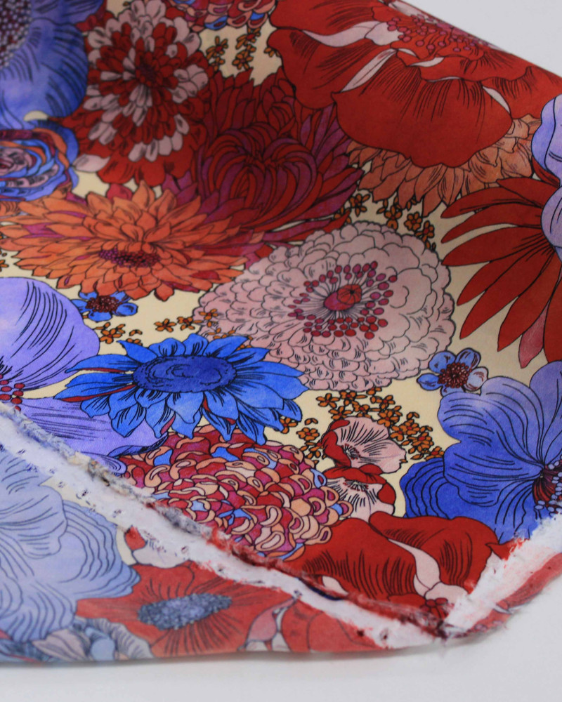 Tecido Crepe Silk Fino Italiano Campo de Flores Azul, Vermelho e Creme