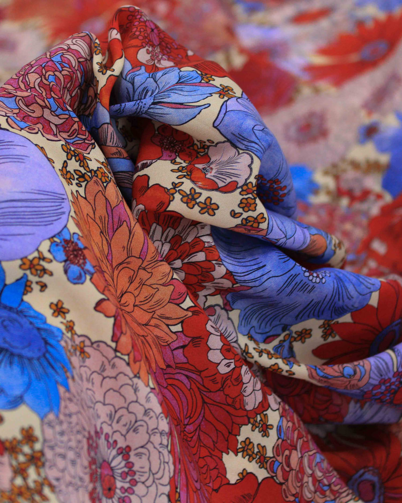 Tecido Crepe Silk Fino Italiano Campo de Flores Azul, Vermelho e Creme