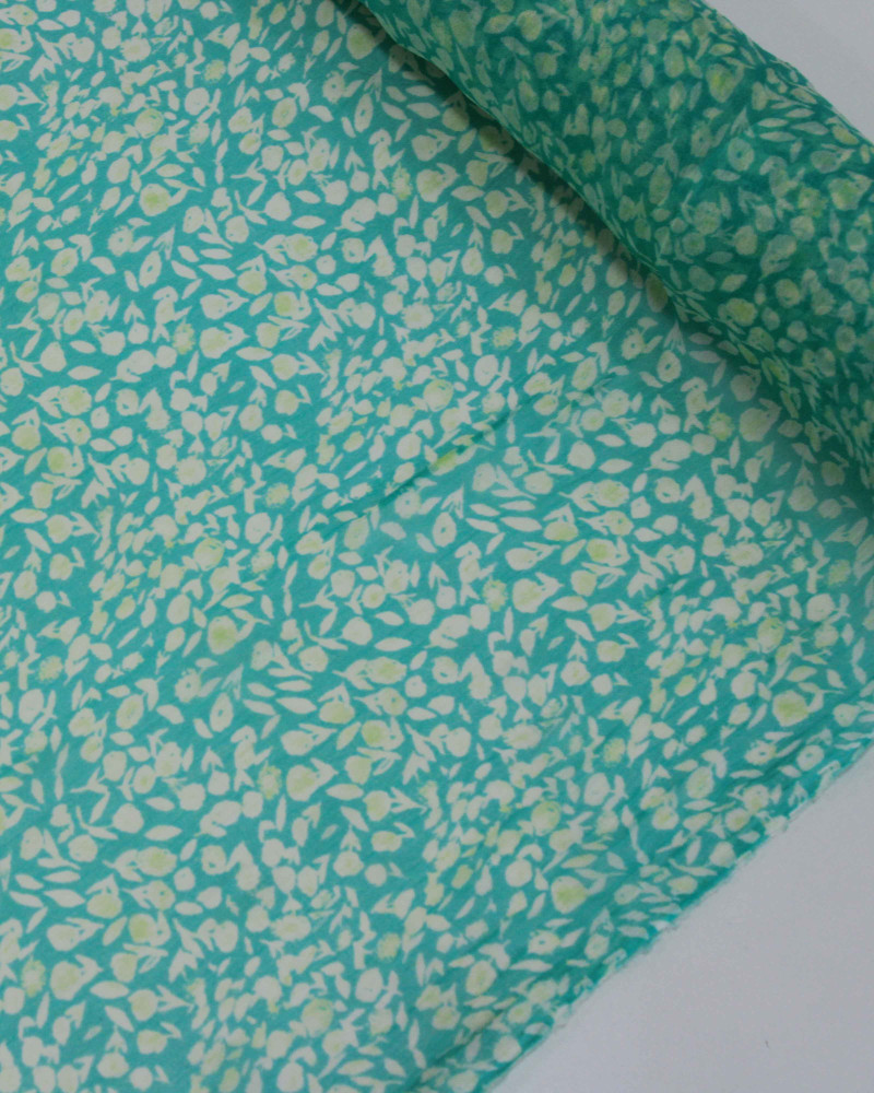Tecido Crepe Chiffon Italiano Micro Flores e Folhas Offwhite e Verde Água