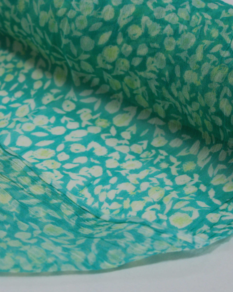 Tecido Crepe Chiffon Italiano Micro Flores e Folhas Offwhite e Verde Água