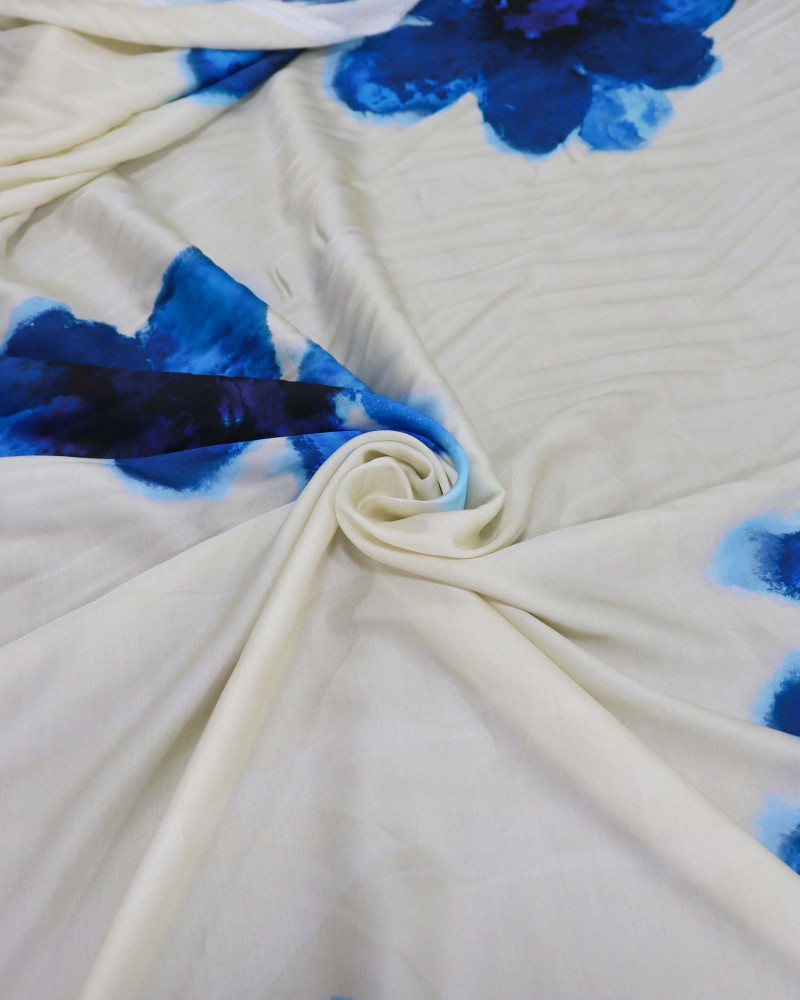 Tecido Viscose Acetinada Italiano Macro Floral em Aquarela Azul e Creme