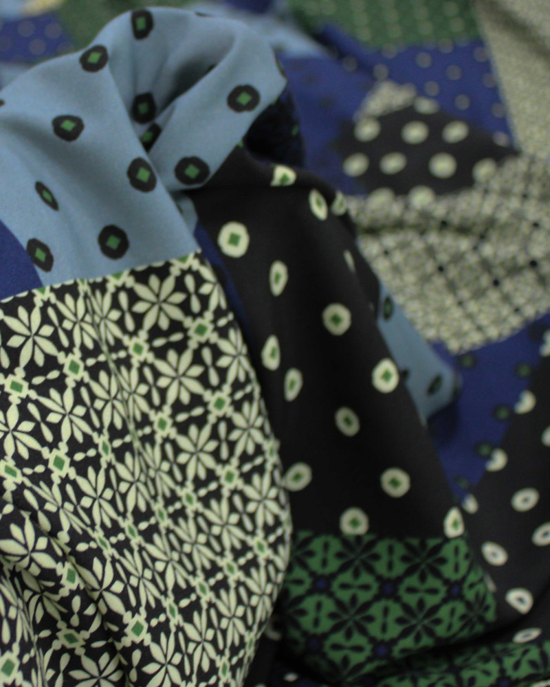 Tecido Viscose Italiano Multi Estampas em Recortes Coloridas