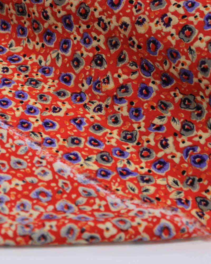 Tecido Crepe de Viscose Italiano Micro Tapete Floral Roxo, Creme e Vermelho