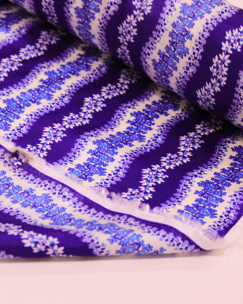 Tecido Crepe Silk Italiano Listras Florais Onduladas Branco, Azul e Roxo