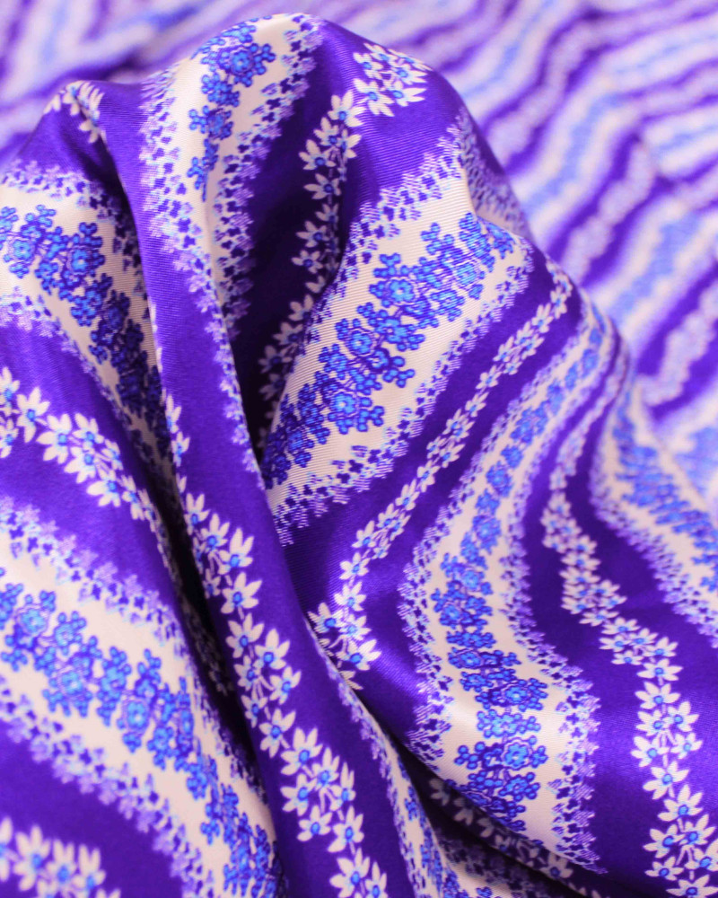 Tecido Crepe Silk Italiano Listras Florais Onduladas Branco, Azul e Roxo