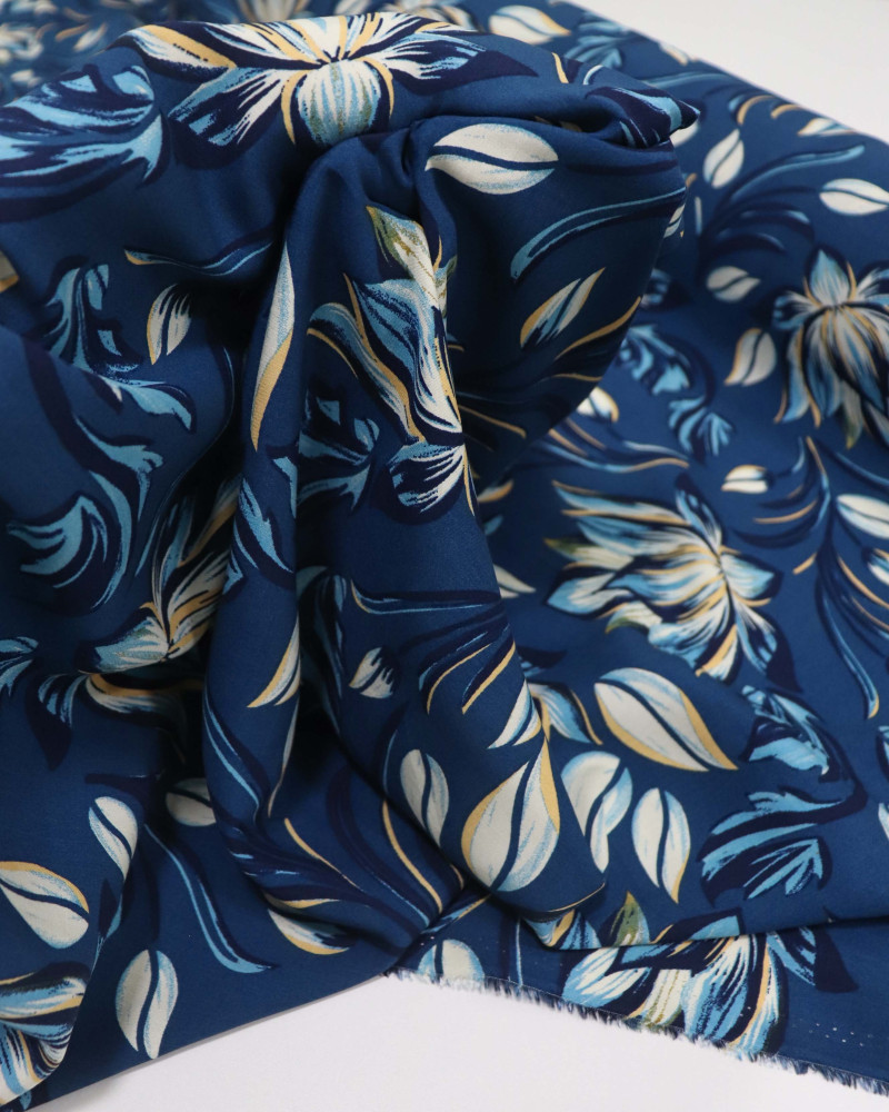 Tecido Viscose Macro Flor de Lótus Azul Marinho