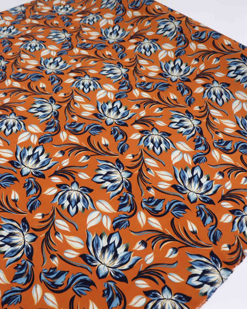 Tecido Viscose Macro Flor de Lótus Azul Marinho e Laranja