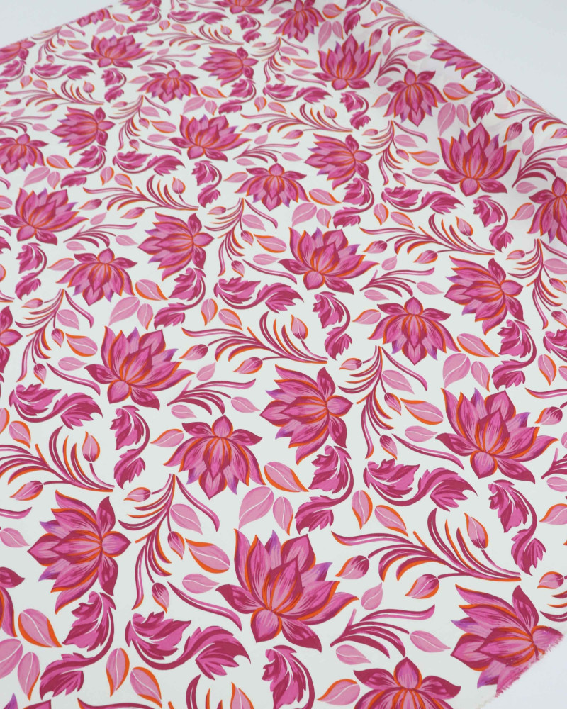 Tecido Viscose Macro Flor de Lótus Rosa e Offwhite