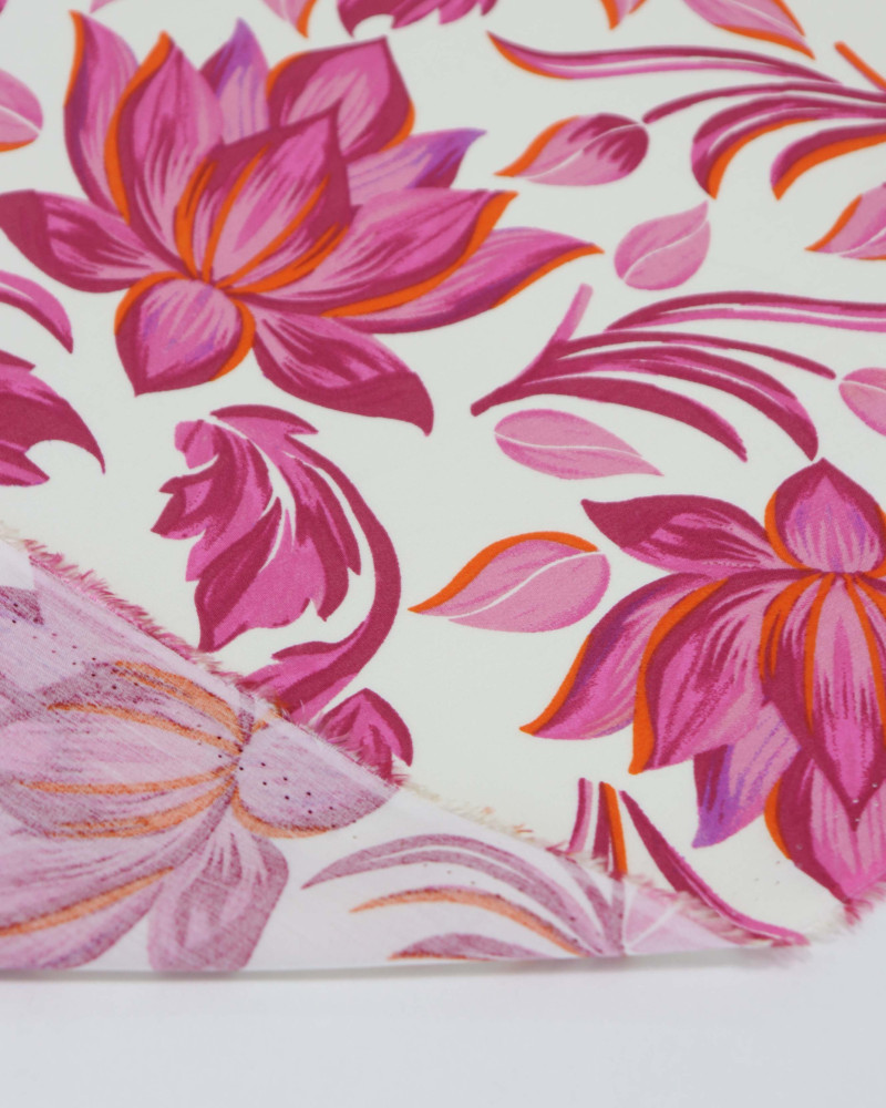 Tecido Viscose Macro Flor de Lótus Rosa e Offwhite