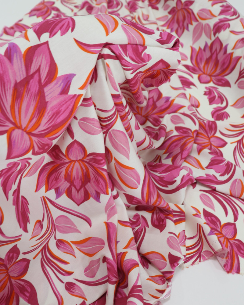 Tecido Viscose Macro Flor de Lótus Rosa e Offwhite