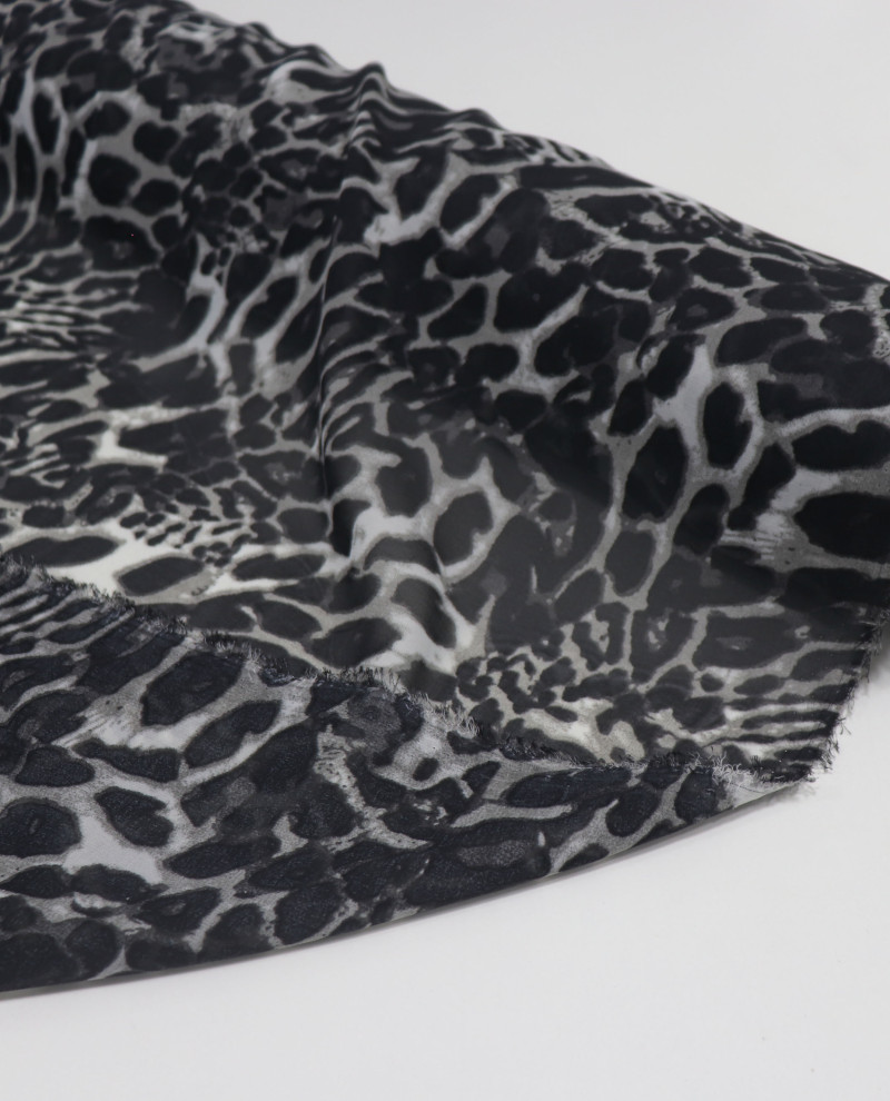 Tecido Crepe Chiffon Animal Print Clássico Cinza e Preto