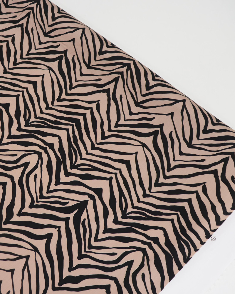 Tecido Cambraia Italiano Macro Animal Print Nude e Preto
