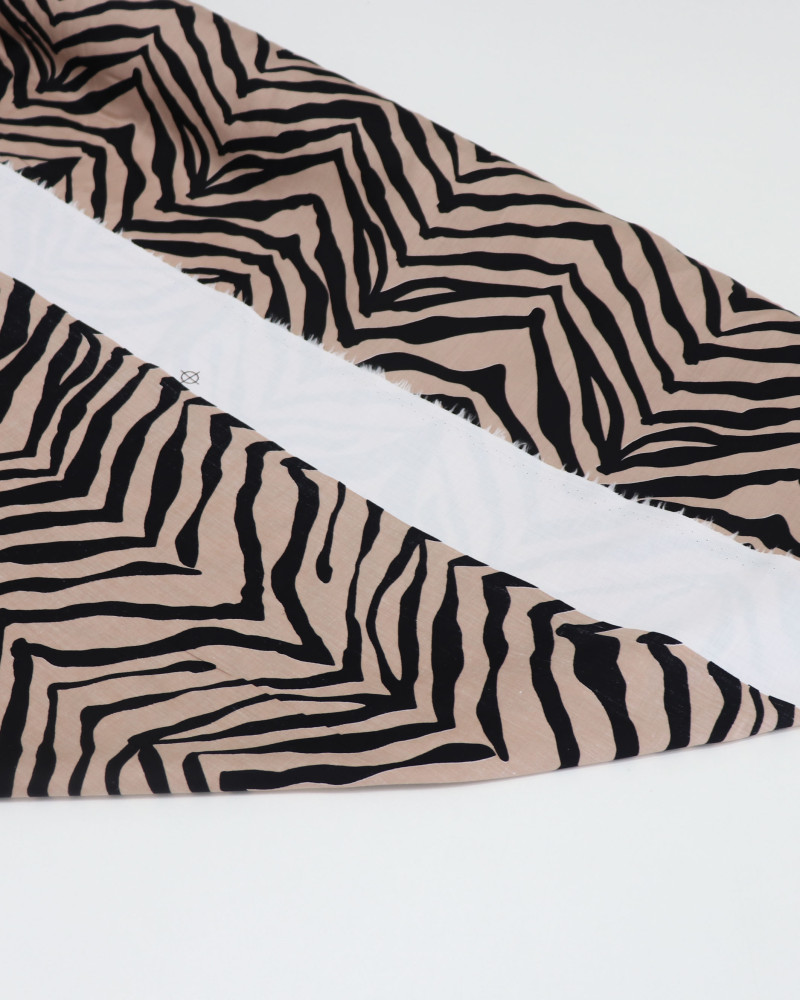 Tecido Cambraia Italiano Macro Animal Print Nude e Preto