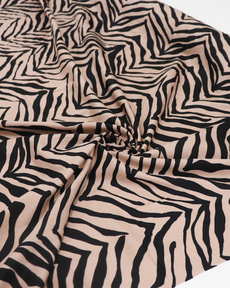 Tecido Cambraia Italiano Macro Animal Print Nude e Preto