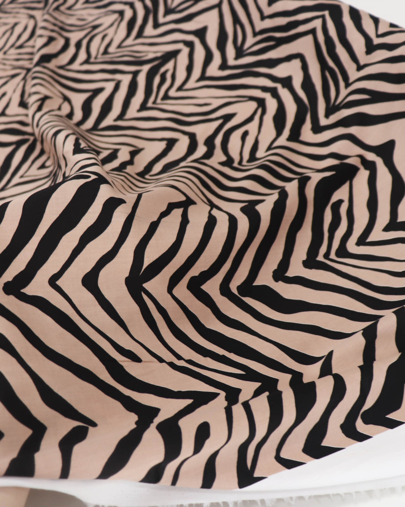 Tecido Cambraia Italiano Macro Animal Print Nude e Preto