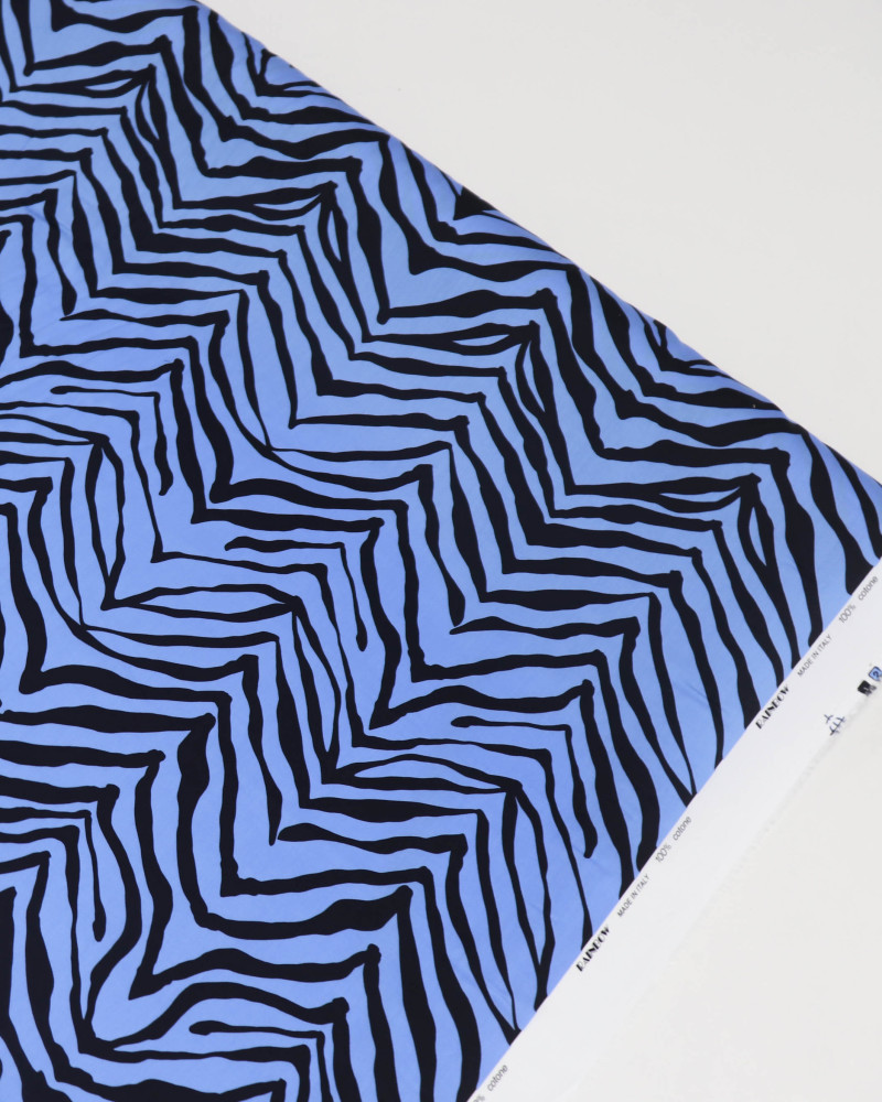 Tecido Cambraia Italiano Macro Animal Print Azul com Preto 