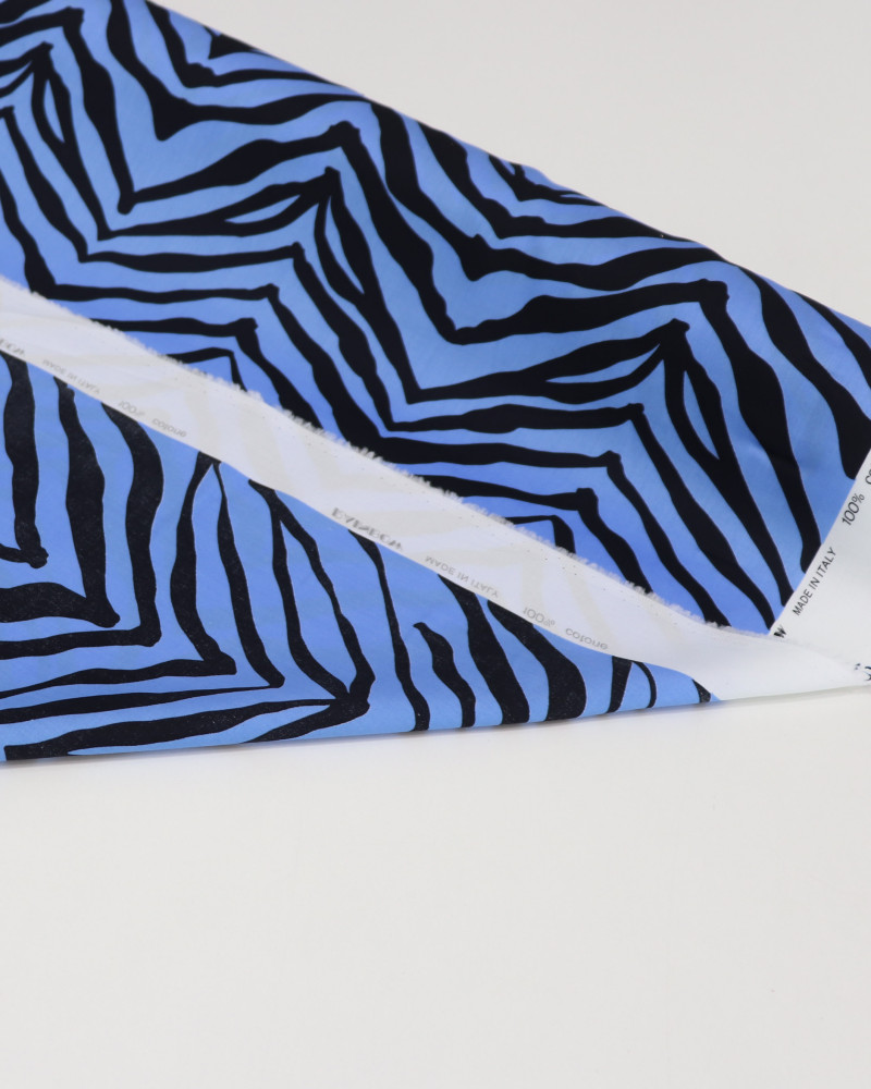 Tecido Cambraia Italiano Macro Animal Print Azul com Preto 