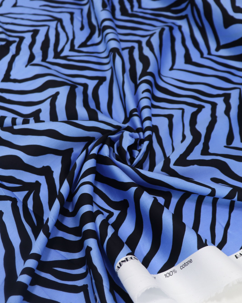 Tecido Cambraia Italiano Macro Animal Print Azul com Preto 