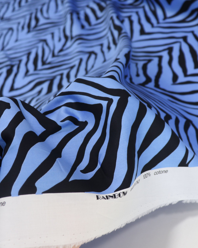 Tecido Cambraia Italiano Macro Animal Print Azul com Preto 