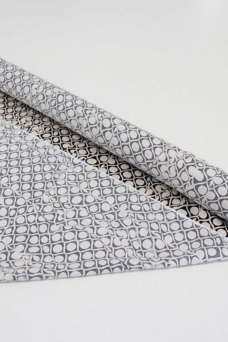 Tecido Crepe Silk Italiano Ondas e Poá irregulares Creme e Preto