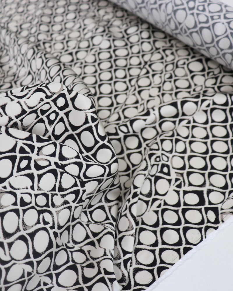 Tecido Crepe Silk Italiano Ondas e Poá irregulares Creme e Preto