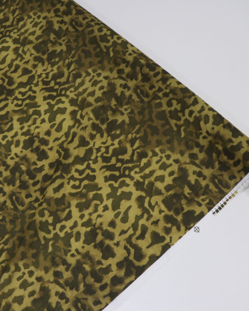 Tecido Cambraia Italiano Animal Print Verde Musgo