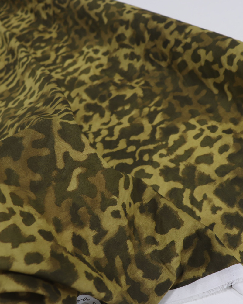 Tecido Cambraia Italiano Animal Print Verde Musgo
