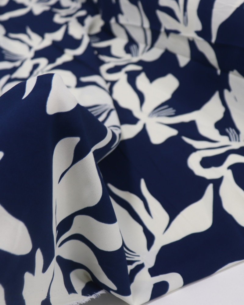 Tecido Crepe Koshibo Macro Flores Creme e Azul Marinho