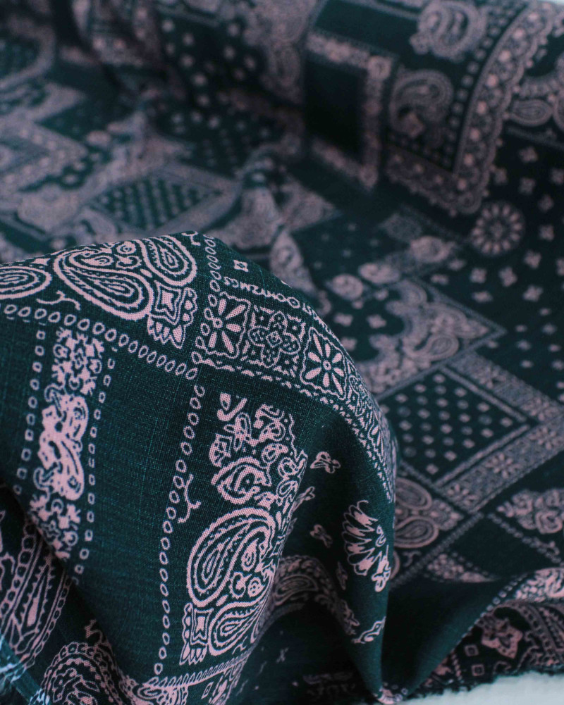 Tecido Viscose Texturizada Cashmere e Recortes Verde Esmeralda e Rosé