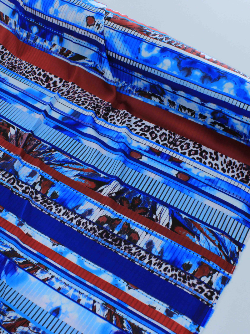 Tecido Crepe Silk Animal Print e Geométrico Azul e Marsala