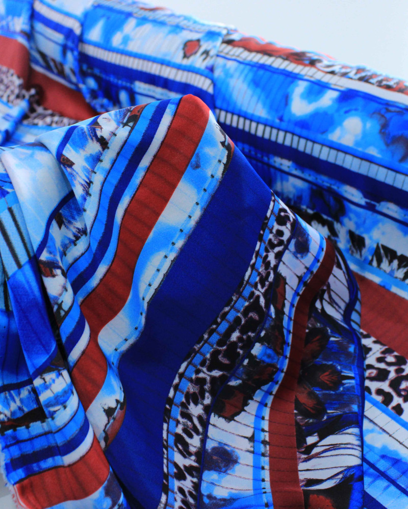 Tecido Crepe Silk Animal Print e Geométrico Azul e Marsala