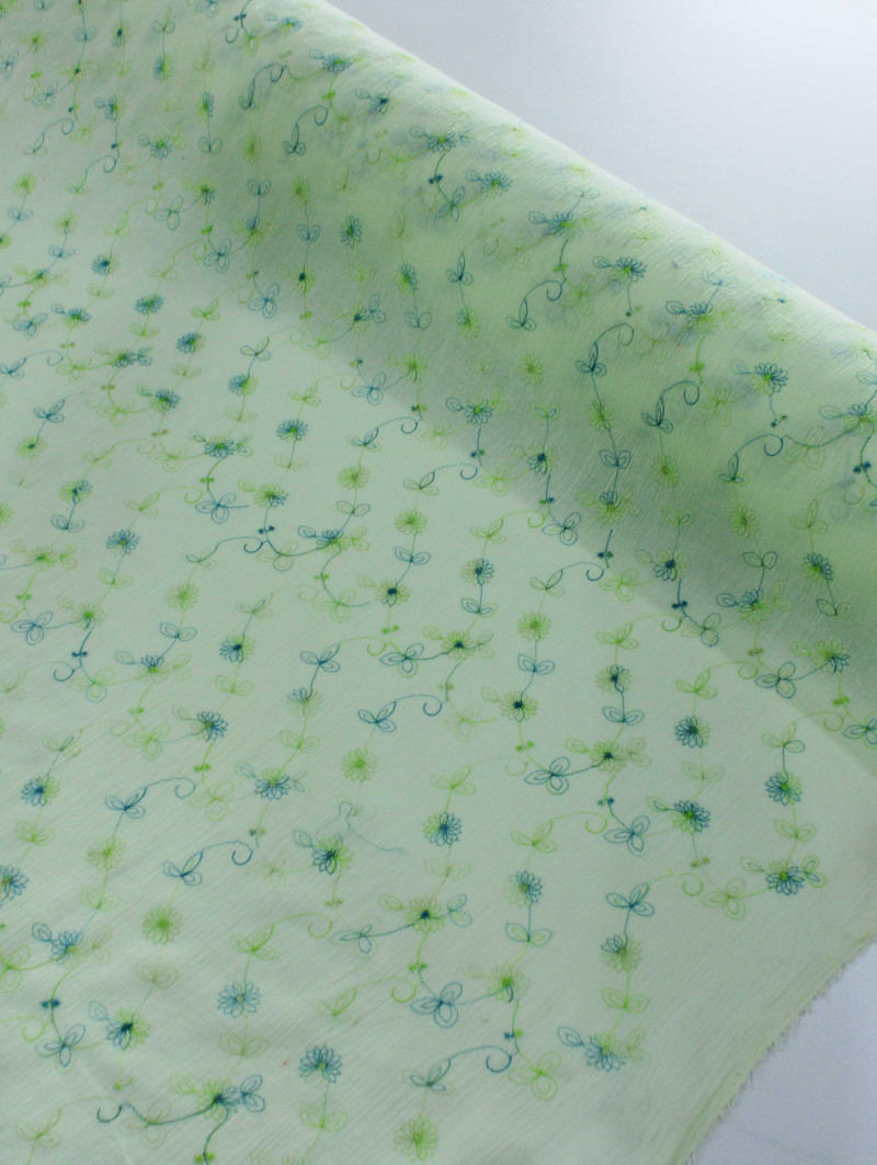 Tecido Crepe de Algodão Bordado Floral Verde Claro