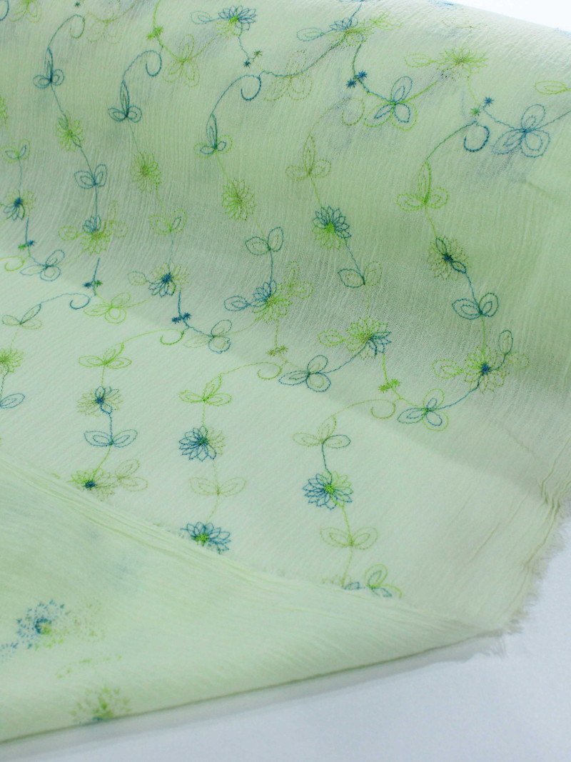 Tecido Crepe de Algodão Bordado Floral Verde Claro