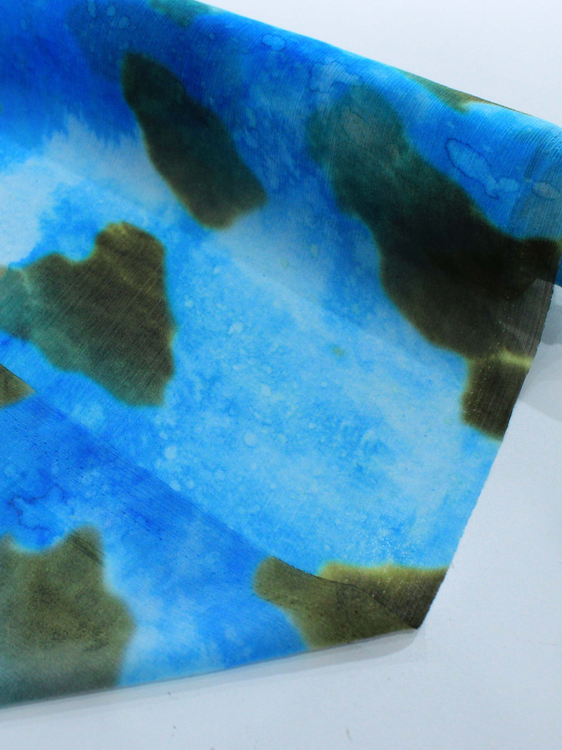 Tecido Crepe Chiffon Italiano Fundo do Mar Azul e Tons Terrosos