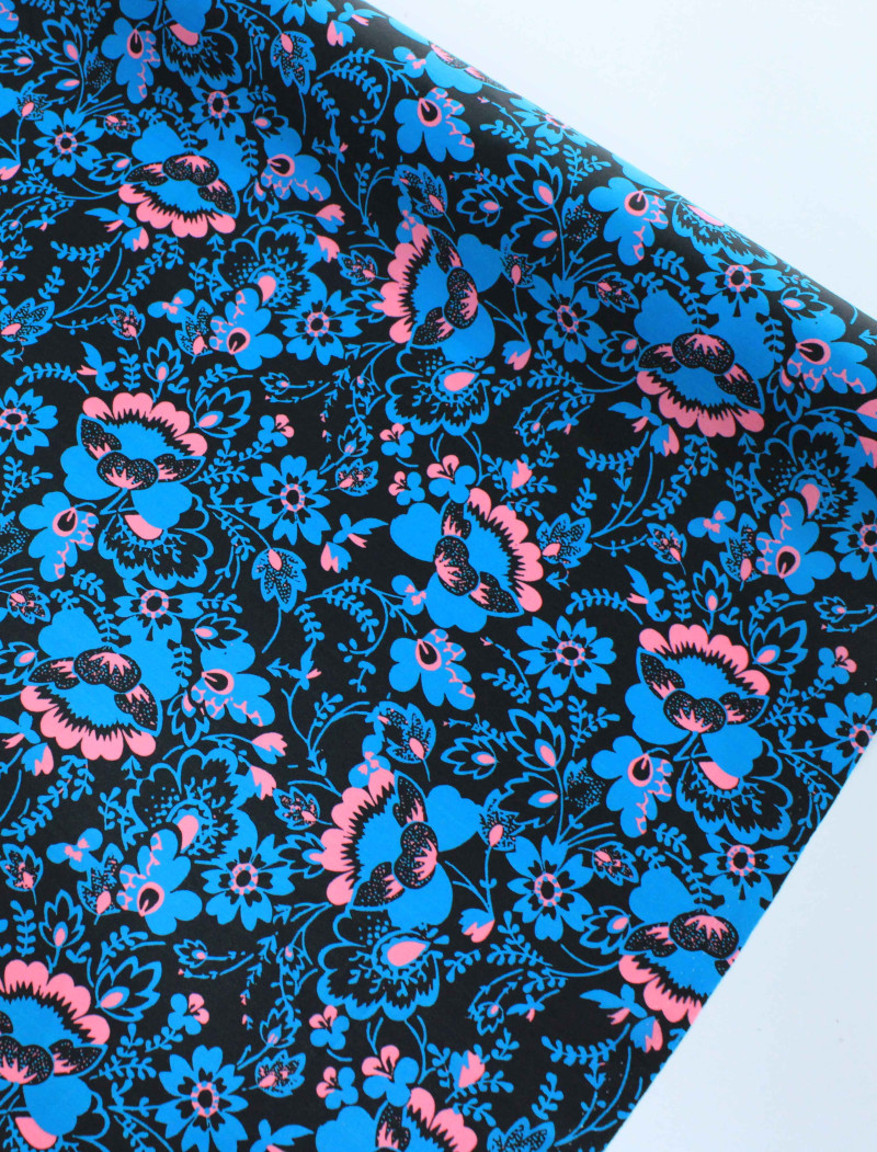 Tecido Crepe Salinas Italiano Floral Azul, Rosa e Preto