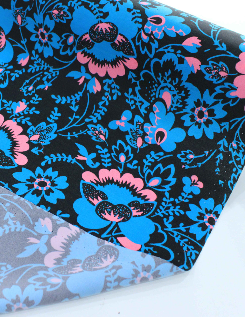 Tecido Crepe Salinas Italiano Floral Azul, Rosa e Preto