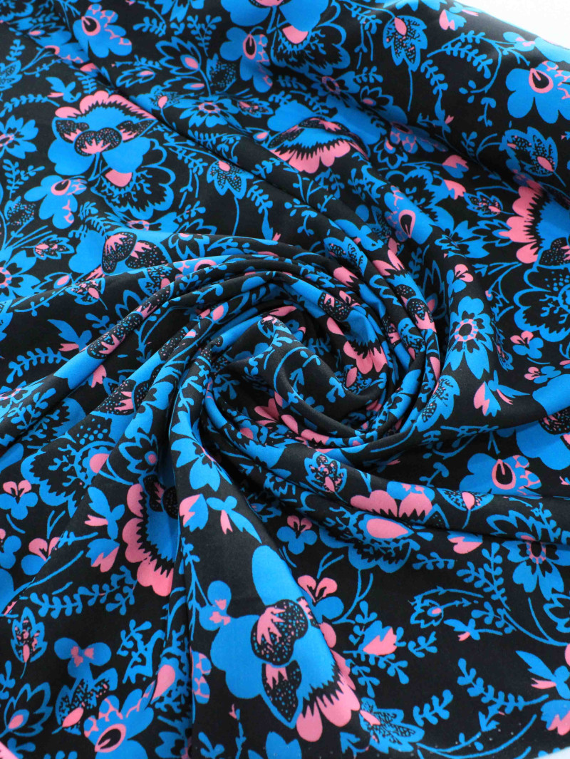 Tecido Crepe Salinas Italiano Floral Azul, Rosa e Preto