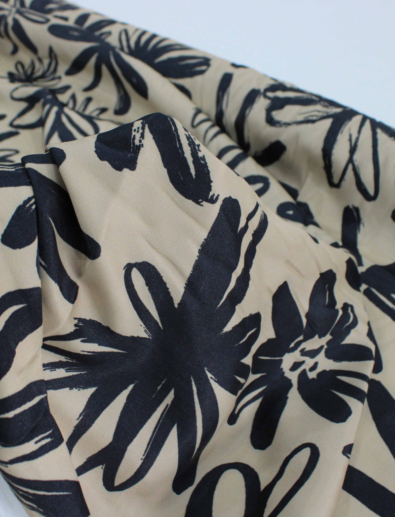 Tecido Viscose Acetinada Italiana Macro Flores Abstratas Preto e Bege
