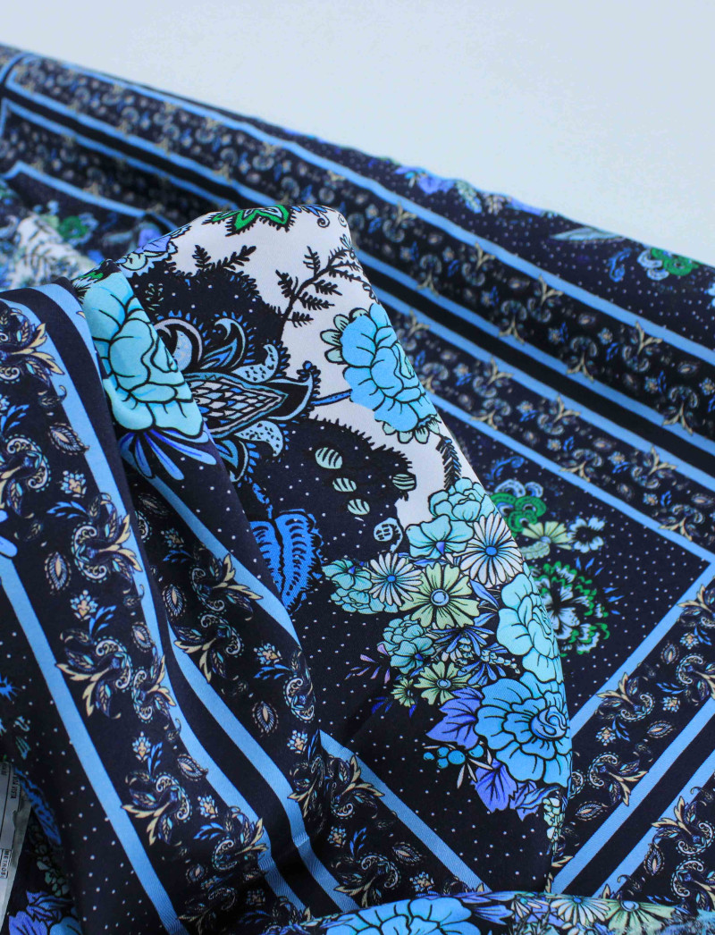 Tecido Crepe Silk Italiano Flores e Pavão Barrado Tons de Azul