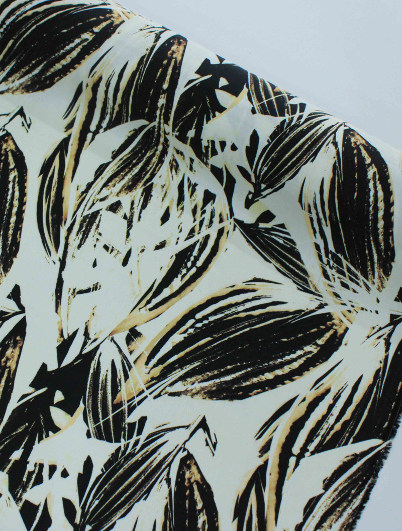Tecido Viscose Italiano Macro Folhagens Offwhite Preto e Tons de Bege