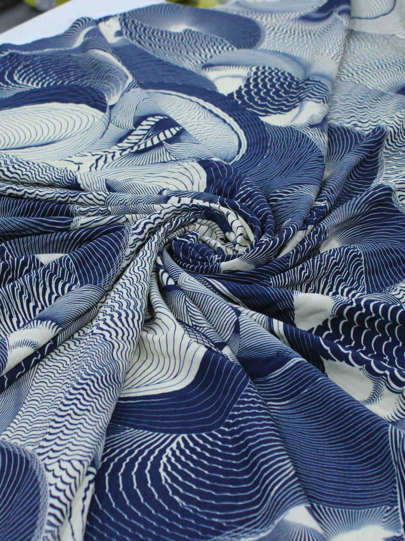 Tecido Viscose Italiano Linhas Abstratas Tons de Azul