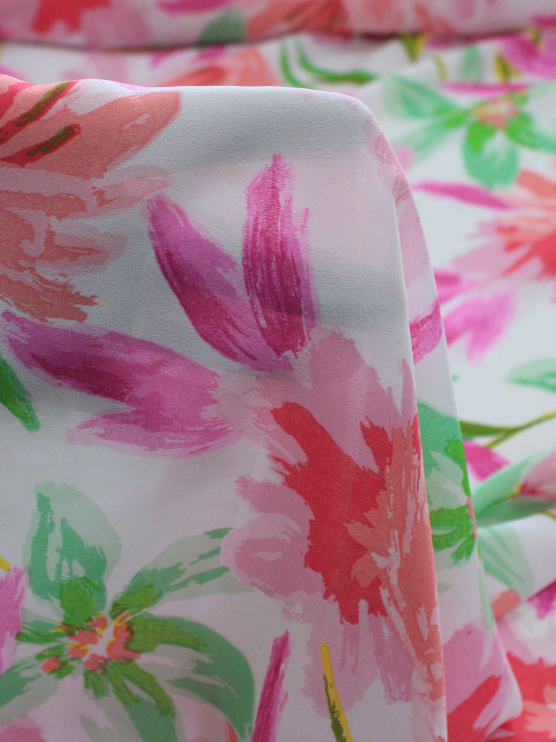 Tecido Crepe GGT Flores Tons de Rosa e Verde