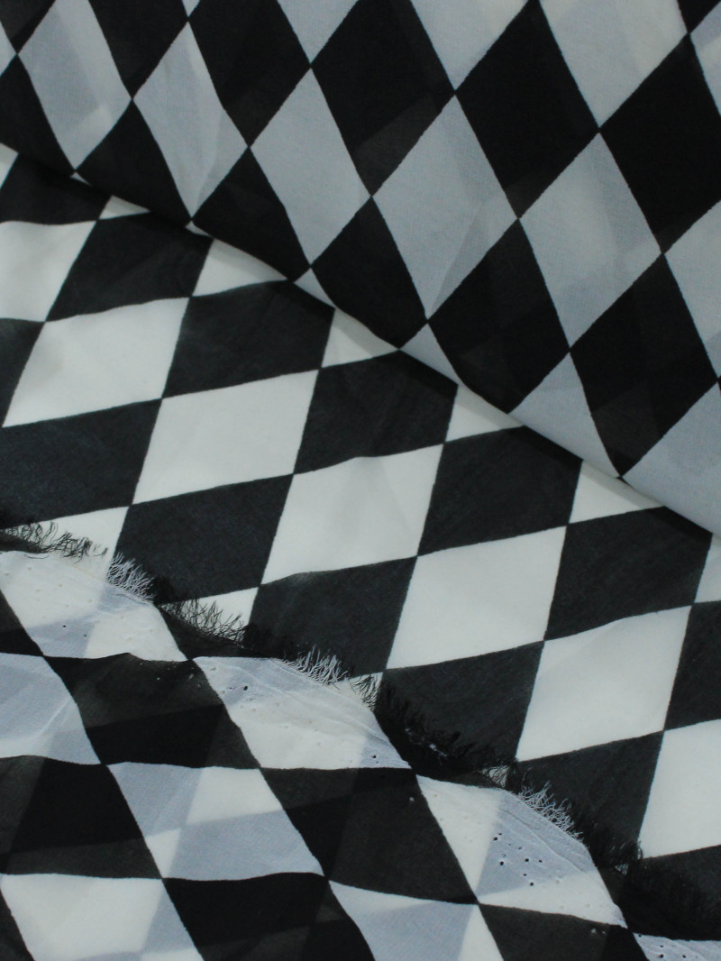 Tecido Crepe Chiffon Losangos Preto e Branco