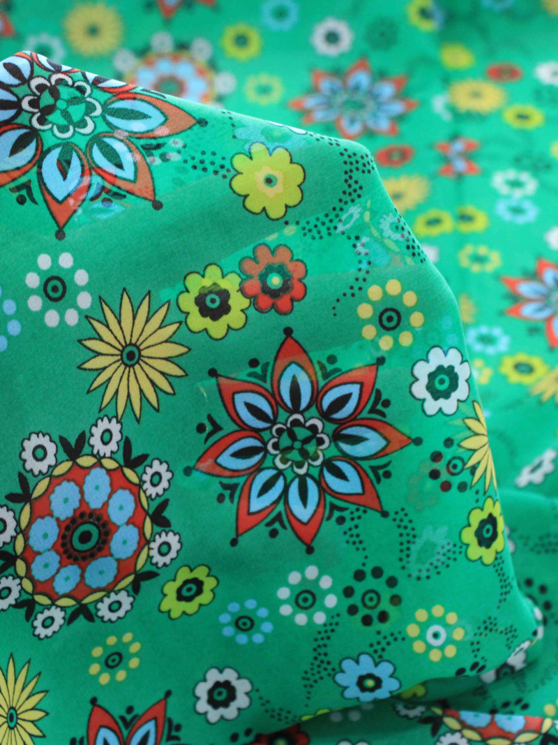 Tecido Crepe Chiffon Mandalas Verde e Branco