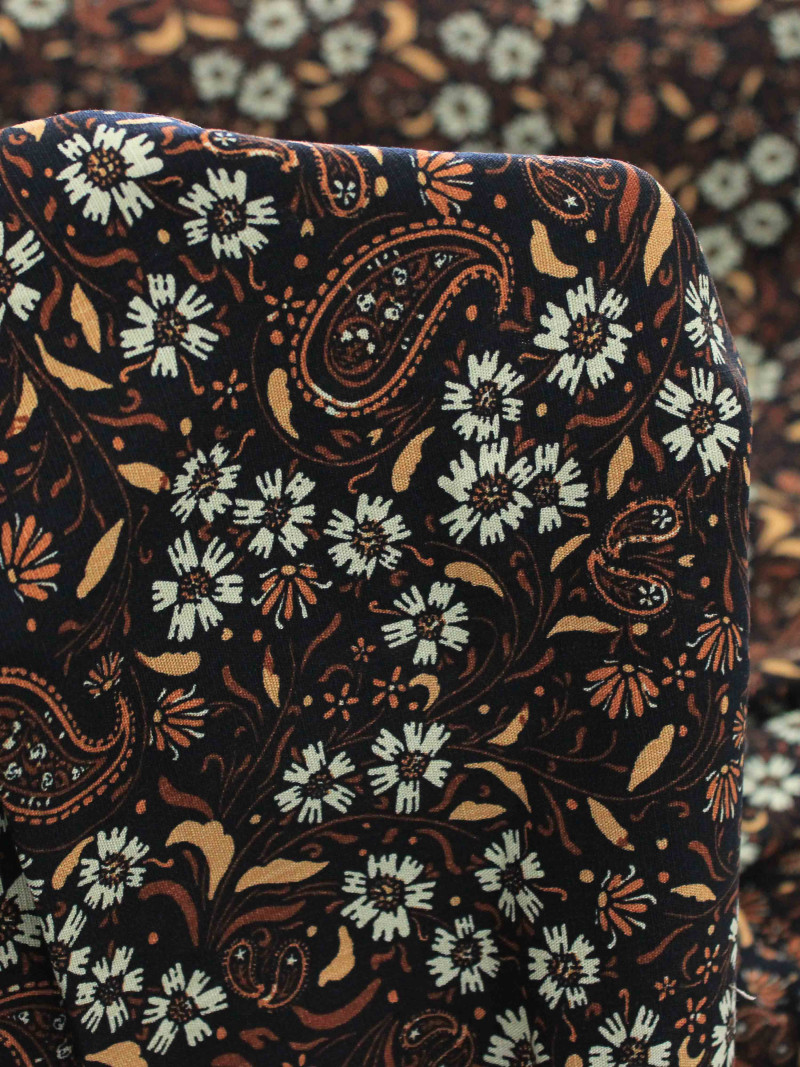 Tecido Viscose Texturixzada Preto e Tons Terrosos