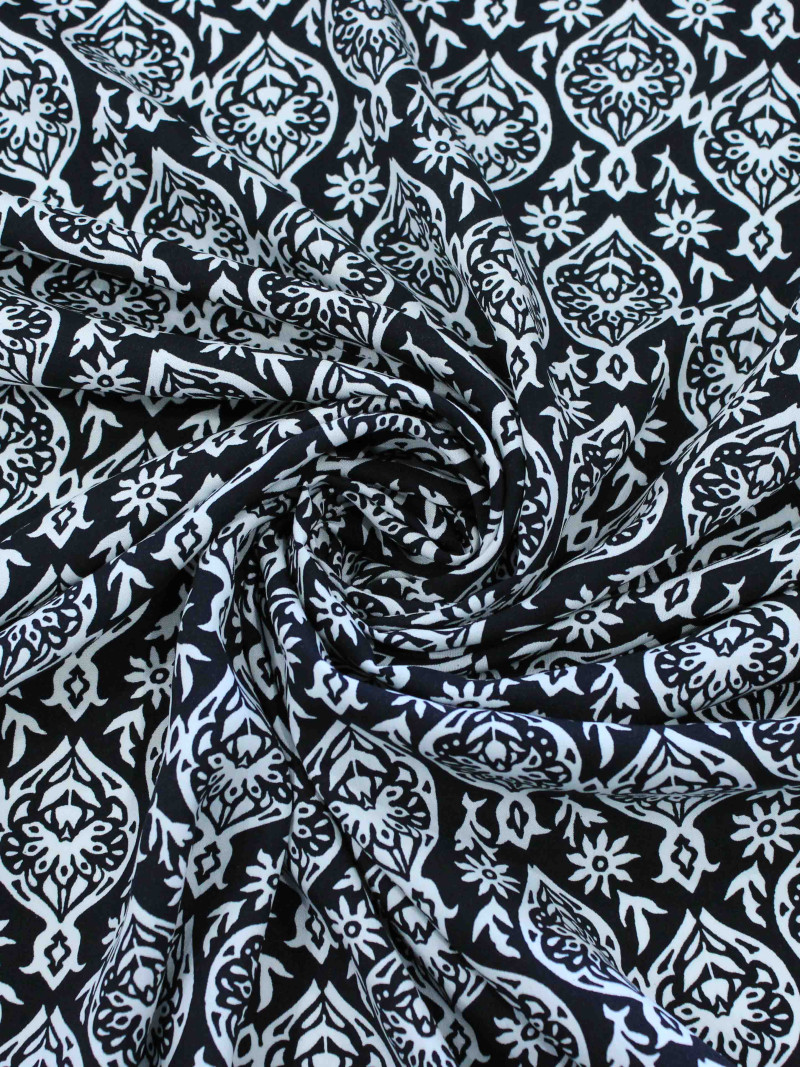 Tecido Viscose Simbolos e Flores Preto e Branco