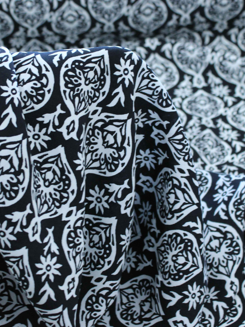 Tecido Viscose Simbolos e Flores Preto e Branco
