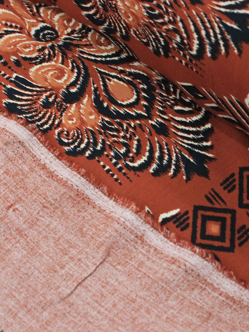 Tecido Viscose Barrado Simbolos Étnicos Terracota