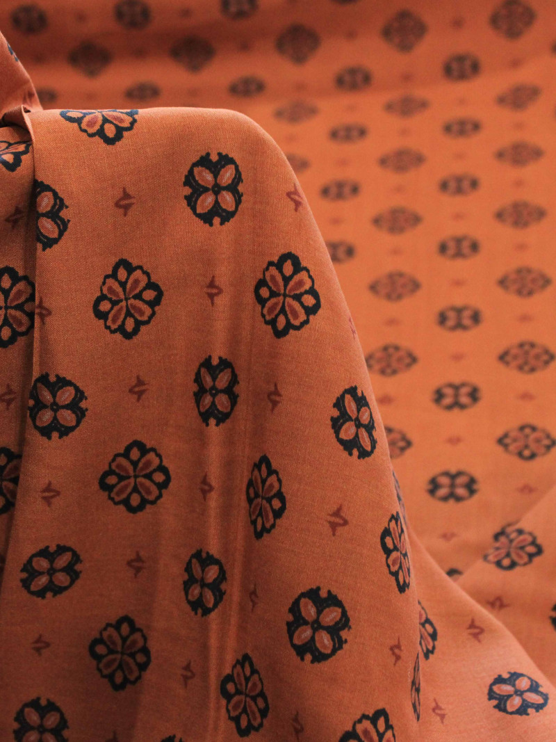 Tecido Viscose Porcelana Retro Preto e Terracota