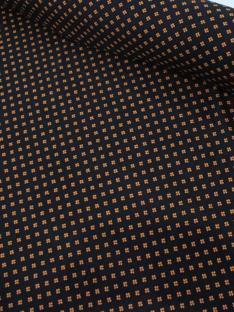 Tecido Viscose Micro Trevo Preto Laranja